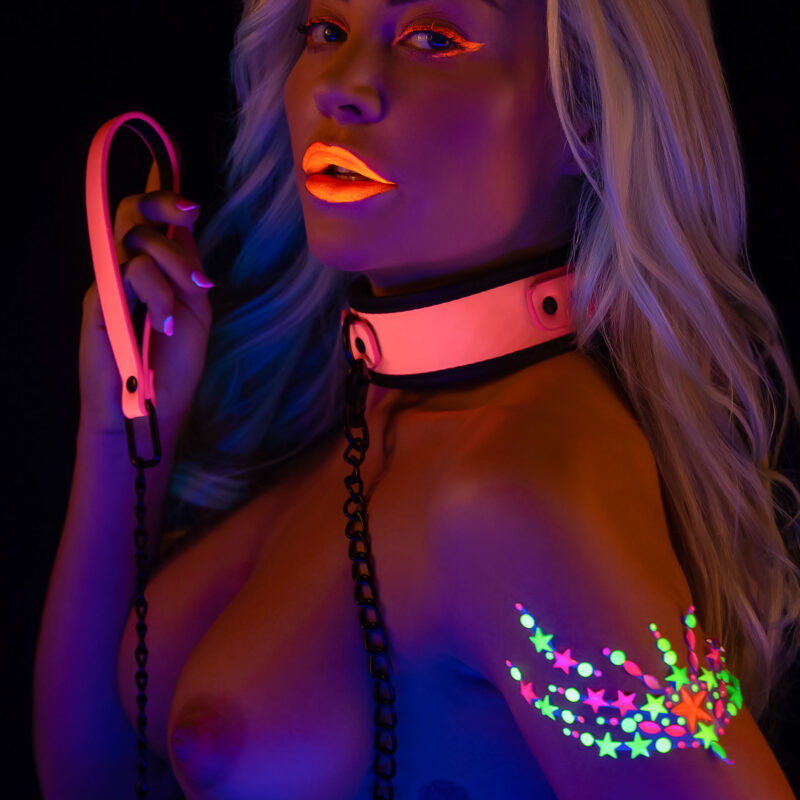 VILÁGÍT A SÖTÉTBEN- Pink nyakörv pórázzal.