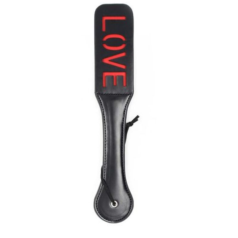 Paskoló piros LOVE felirattal.