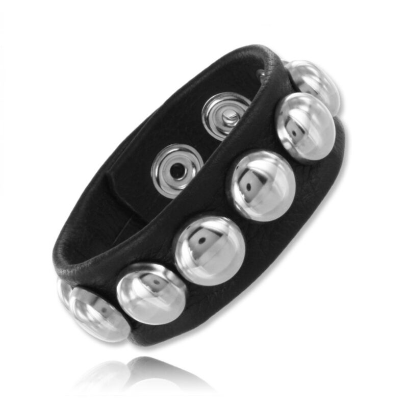 Bőr péniszgyűrű patentokkal.