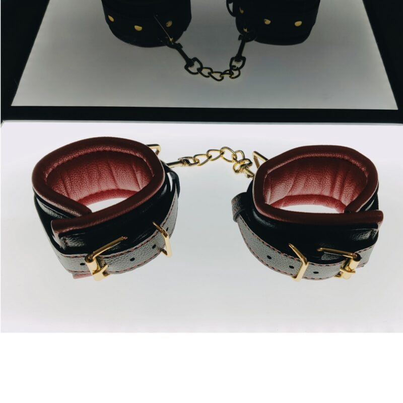 Bécs fekete,piros vegán bőr bilincs.