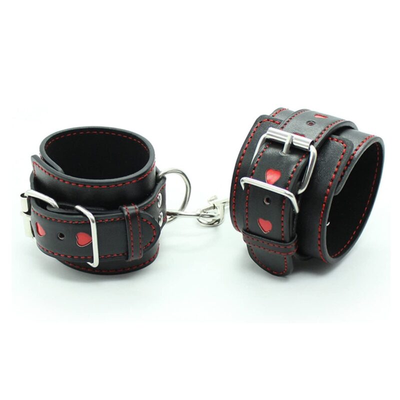 Fekete-piros szívecskés kézbilincs.