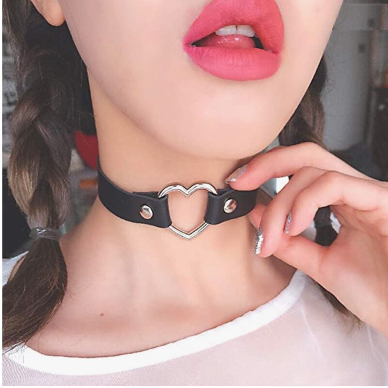 Szexi nyakpánt szívvel.