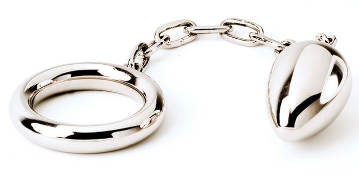 Acél péniszgyűrű anál tojással.