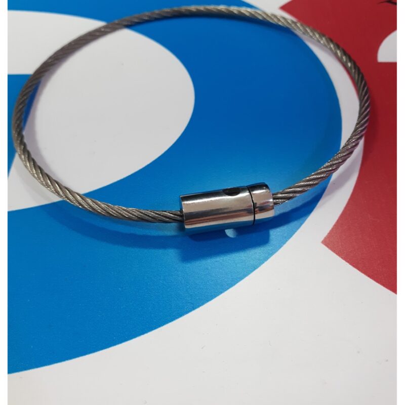 Fonott fém női nyakörv.