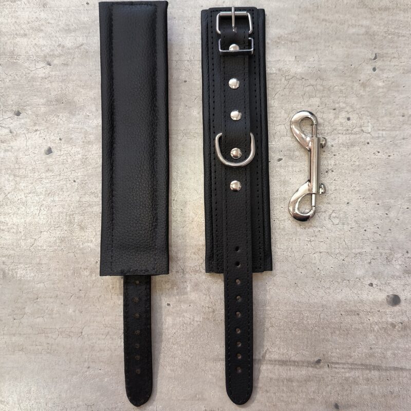 Premium párnázott bőr kézbilincs.